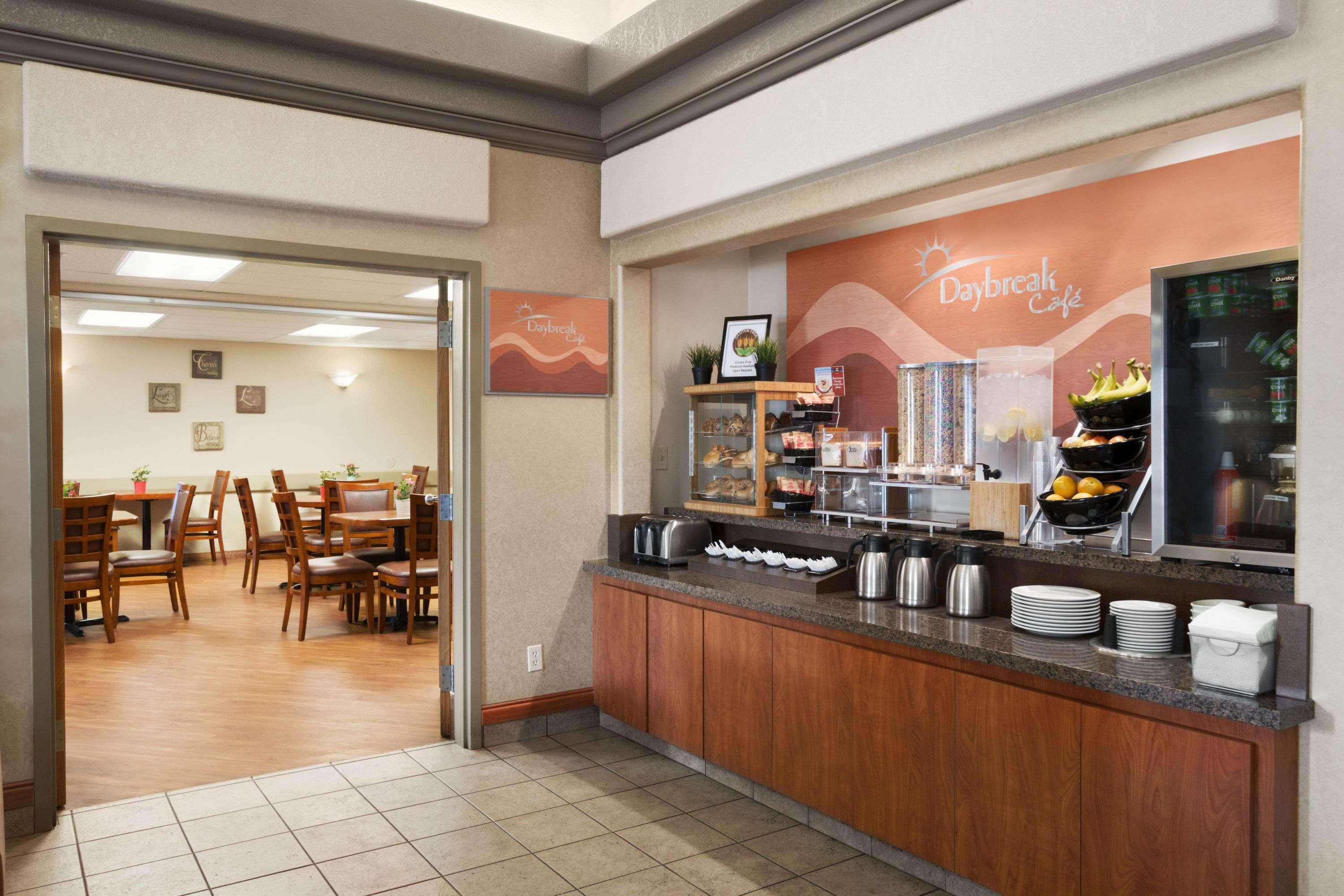 Days Inn By Wyndham Calgary Airport Buitenkant foto