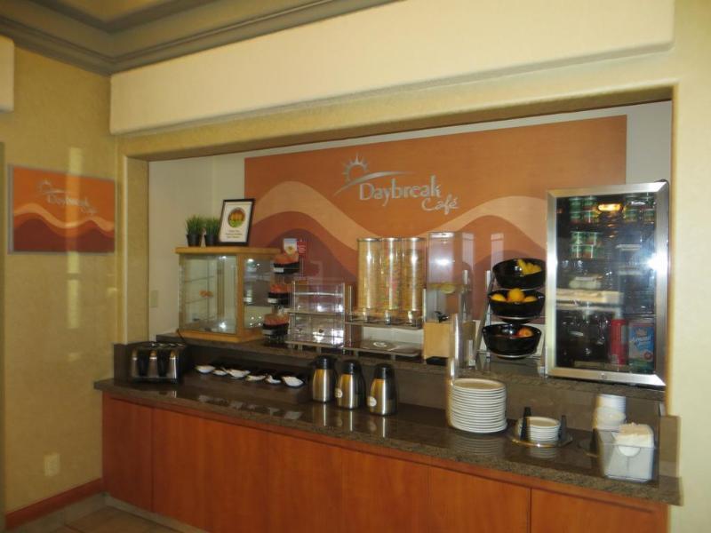 Days Inn By Wyndham Calgary Airport Buitenkant foto